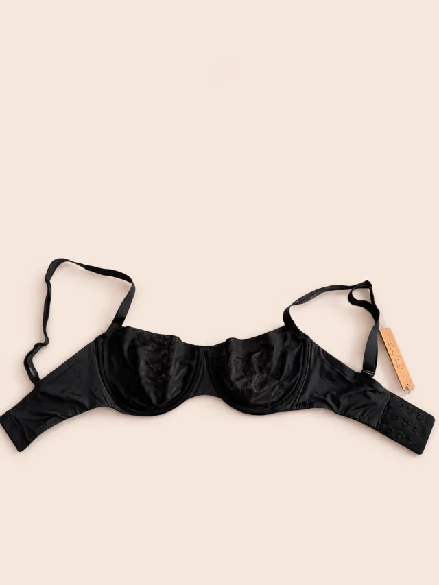 SKIMS No Show Molded Unlined Balconette Bra — 32D